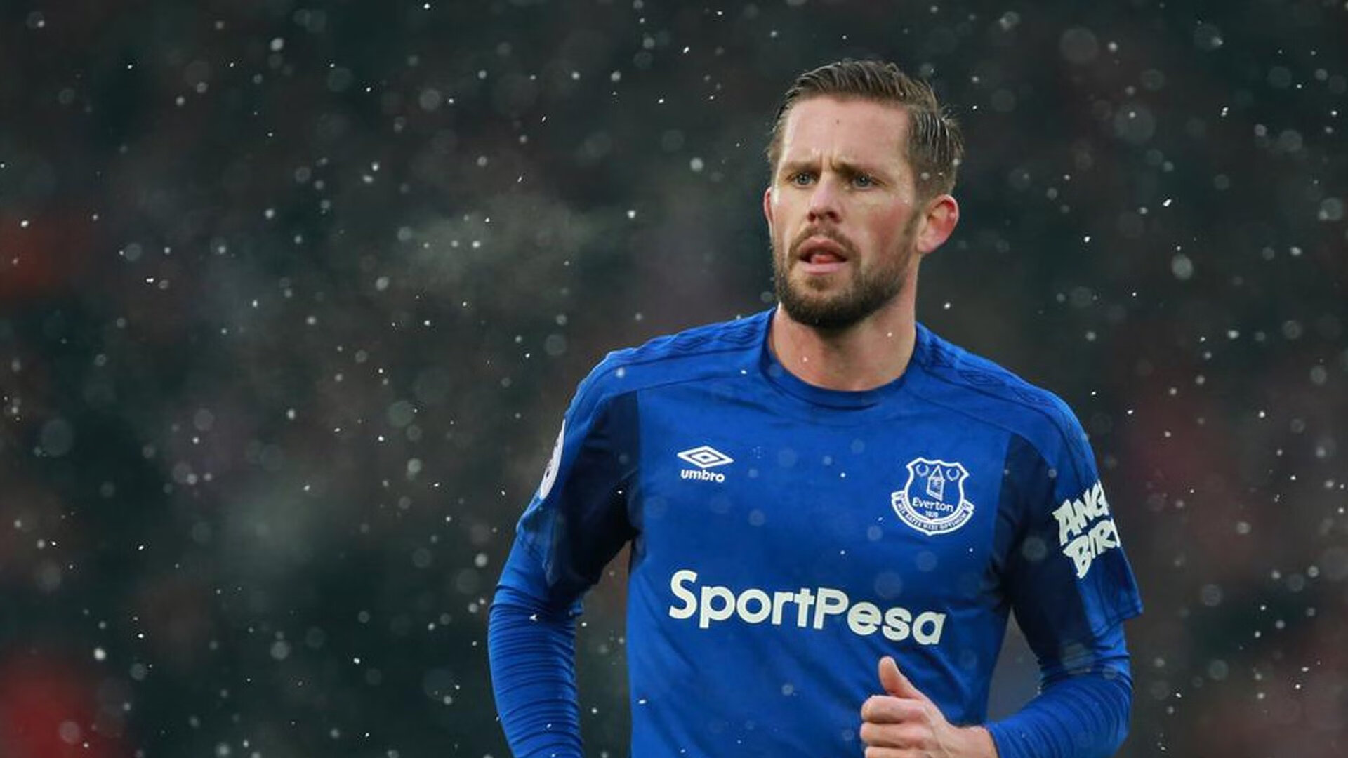 “智能灯光系统”游泳馆实测 夜泳视线更清晰